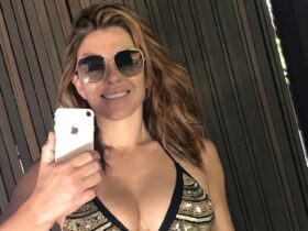 at 55 elizabeth hurleys abs and legs look amazing in her latest bikini selfie