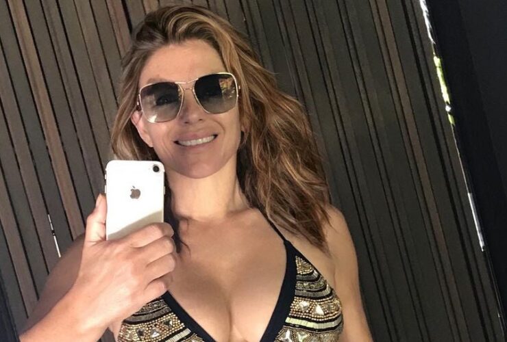 at 55 elizabeth hurleys abs and legs look amazing in her latest bikini selfie