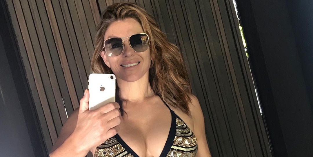 at 55 elizabeth hurleys abs and legs look amazing in her latest bikini selfie