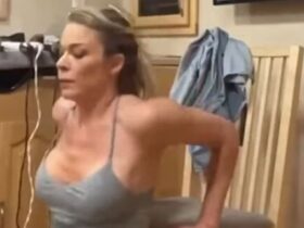 leann rimes just showed off her toned abs in her dressing room workout on instagram