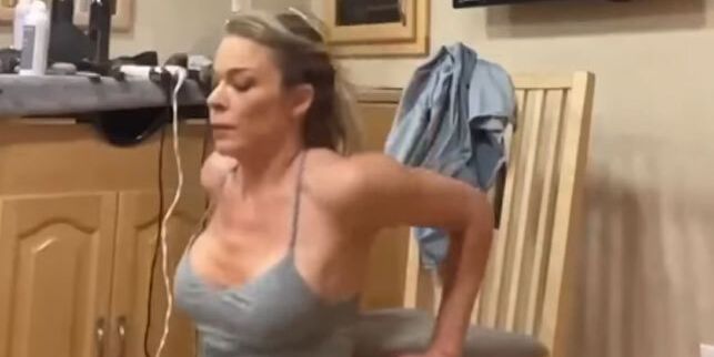 leann rimes just showed off her toned abs in her dressing room workout on instagram